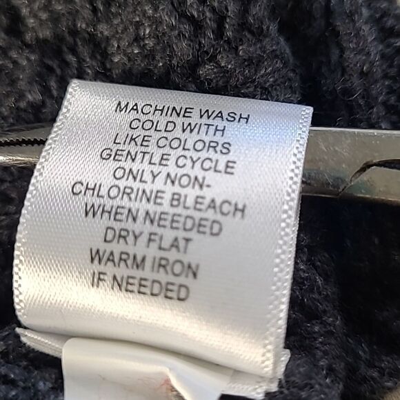 Croft&Barrow sz M gray sweater with faux whalebone button closure - Picture 8 of 8